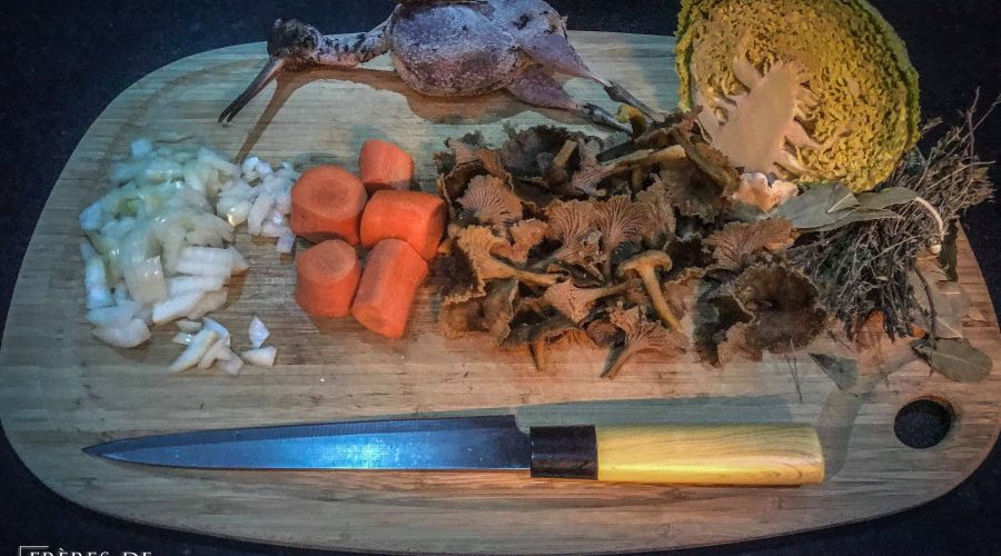 Petit plateau repas d'une bécasse avec ses légumes de saisons. Choux, chanterelles, oignons, carrottes.