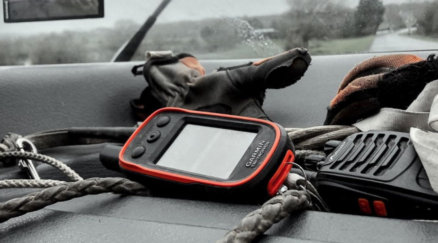 « Ça part vers la forêt des voisins, prend à gauche on va pouvoir couper la menée ». . . . Cela fait désormais 4 ans que nos chiens portent du GPS et c’est un gain de sécurité, de temps et de confort de chasse.