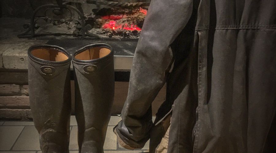 Rien de mieux que de poser ses bottes auprès du feu après une grosse journée de chasse. 